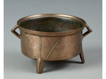 Early 17th Century Bronze Twin Handle Cooking Pot, English, circa 1620-1640 - Image 2
