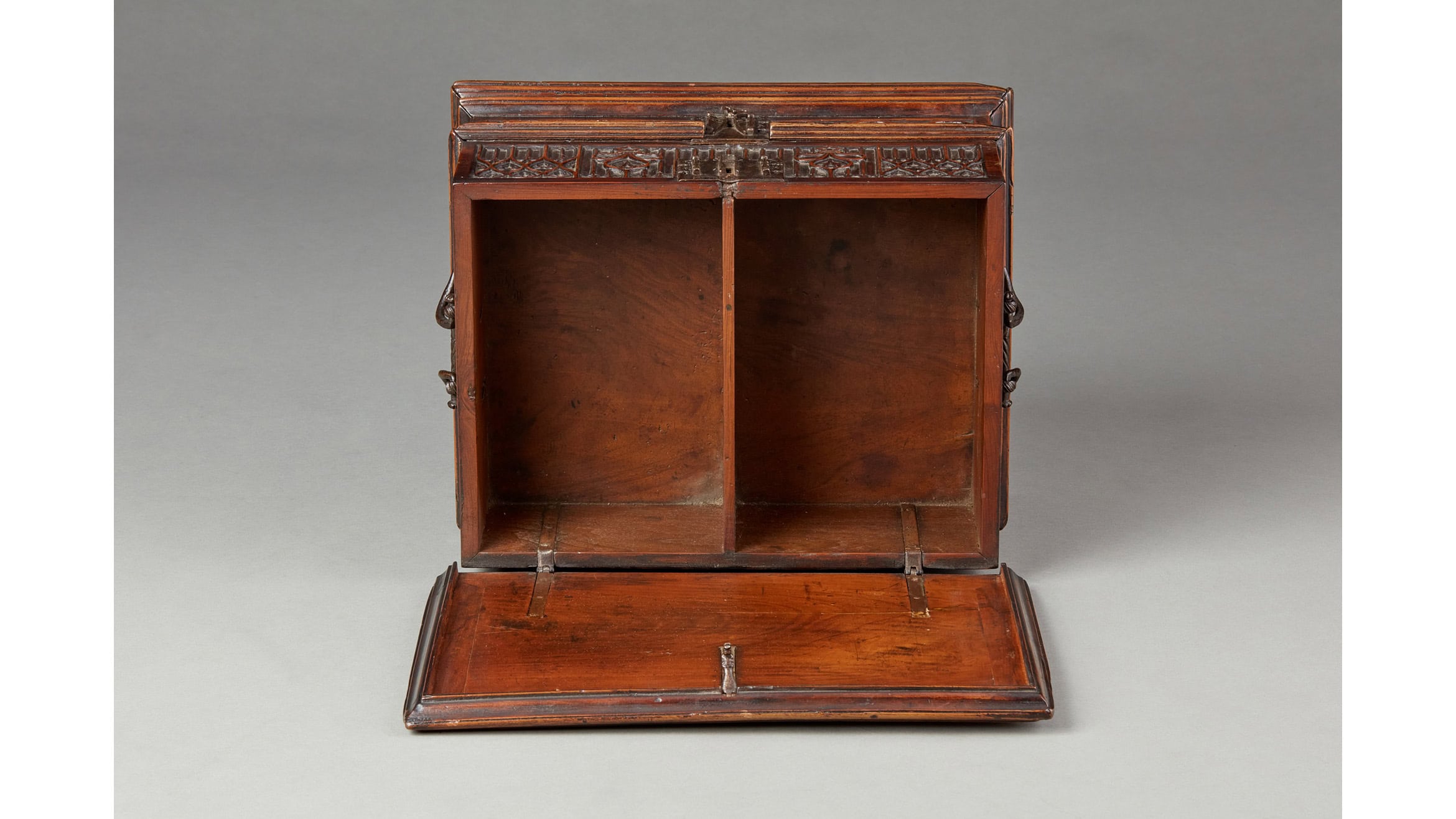 Exceptional Gothic Walnut Tracery Carved Documents Box, Spanish, circa 1470-1500 - Image 6