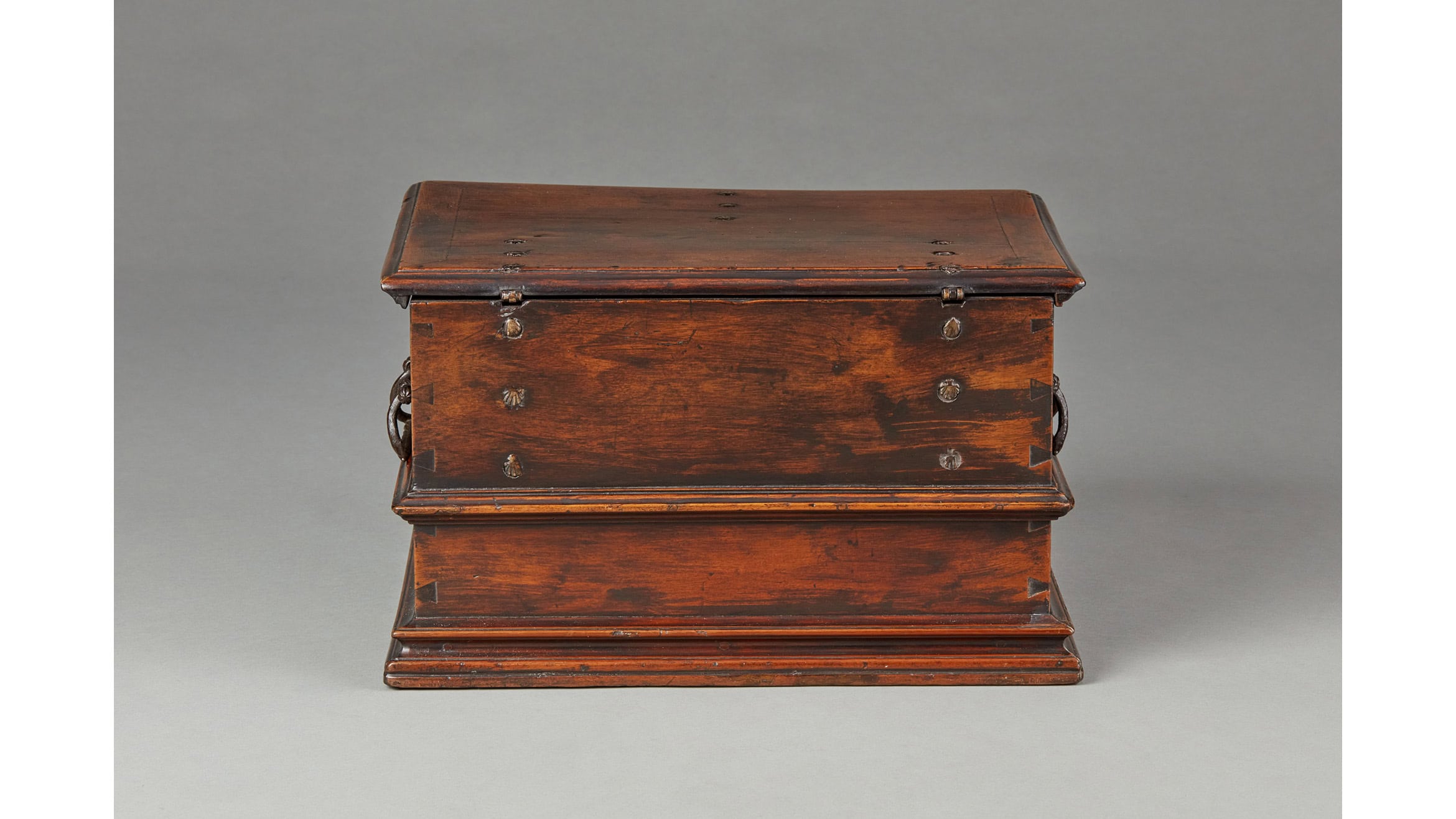 Exceptional Gothic Walnut Tracery Carved Documents Box, Spanish, circa 1470-1500 - Image 7