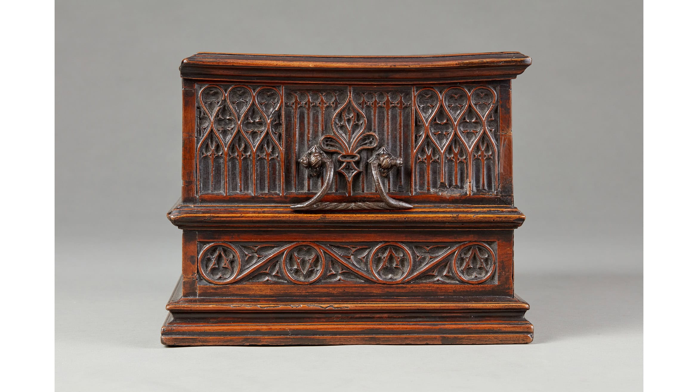 Exceptional Gothic Walnut Tracery Carved Documents Box, Spanish, circa 1470-1500 - Image 5